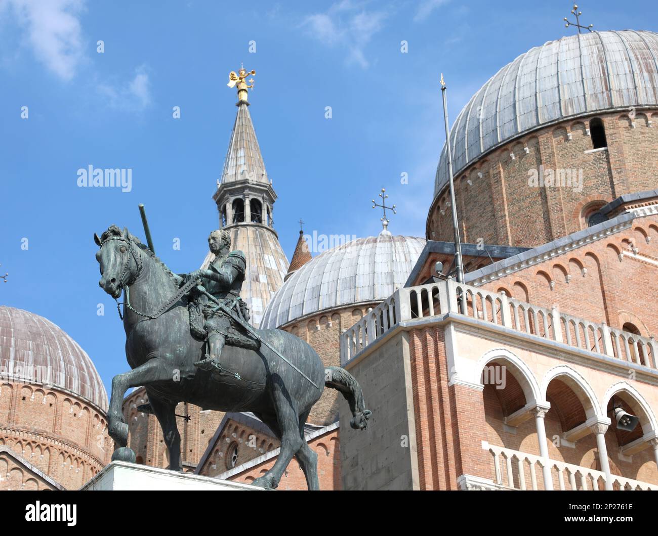 Padua, PD, Italien - 5. Mai 2022: Reiterstatue mit dem Menschen GATTAMELATA, einem Ritter der Stadt Padua in der Region Venetien und der Basilika des Heiligen Antwerpen Stockfoto