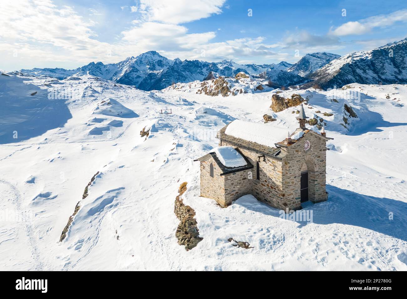 Alpe Prabello mit Santuario Madonna della Pace im Winter. Lanzada, Valmalenco, Valtellina, Sondrio District, Lombardei, Italien, Europa. Stockfoto