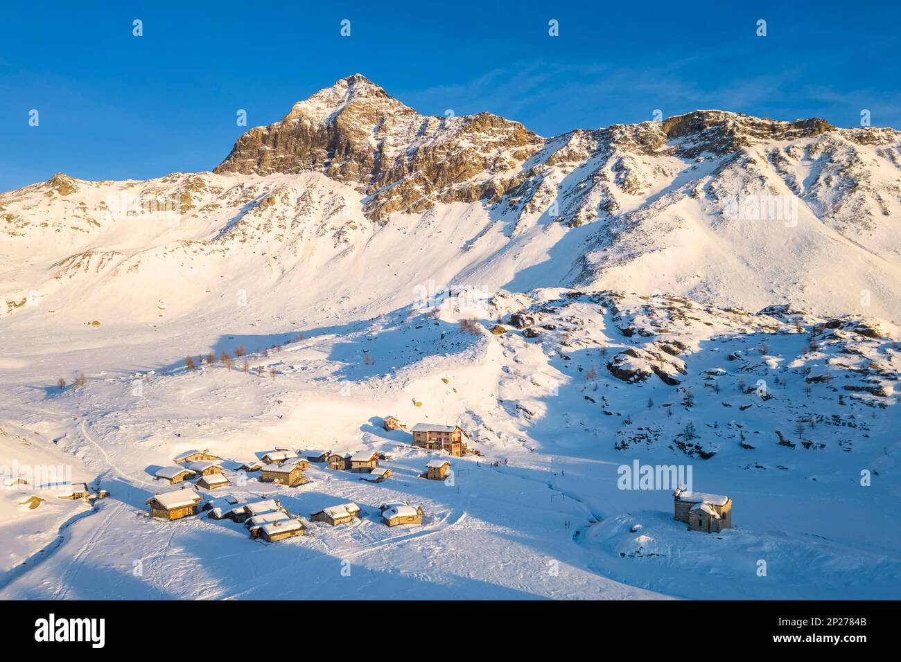 Sonnenuntergang vor Rifugio Cristina und Pizzo Scalino im Winter. Lanzada, Valmalenco, Valtellina, Sondrio District, Lombardei, Italien, Europa. Stockfoto