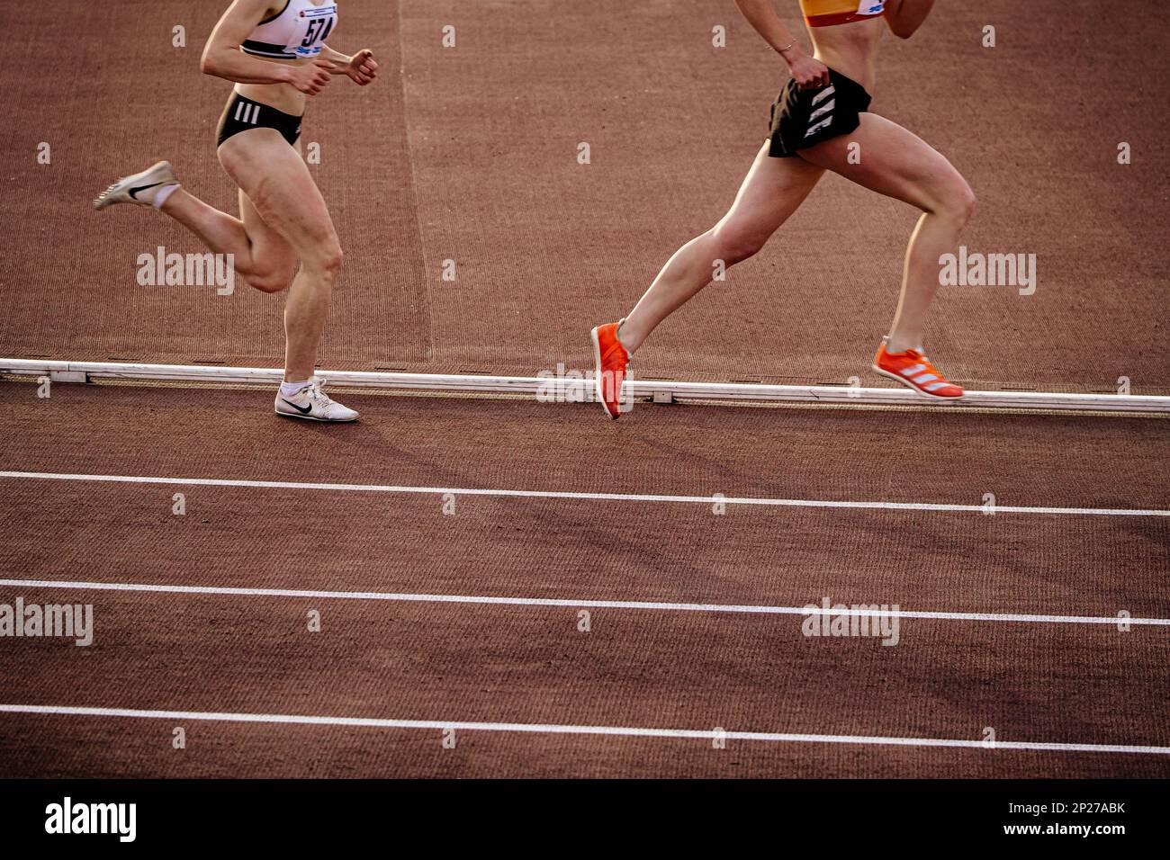 Chelyabinsk, Russland - 4. Juni 2022: Laufinnen in Spikes Schuhen Adidas und Nike laufen auf mittlerer Distanz im Stadion während der UFD Athletics Championshi Stockfoto