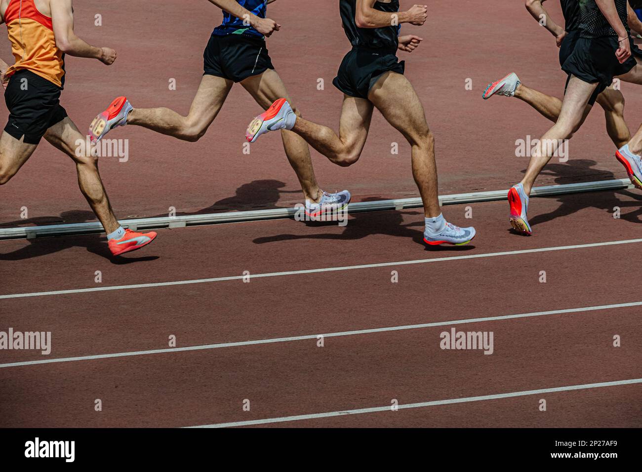 Chelyabinsk, Russland - 5. Juni 2022: Gruppenläufer in Spikes Schuhen Nike und Puma laufen während der UFD Athletics Championship auf mittleren Distanzen im Stadion Stockfoto