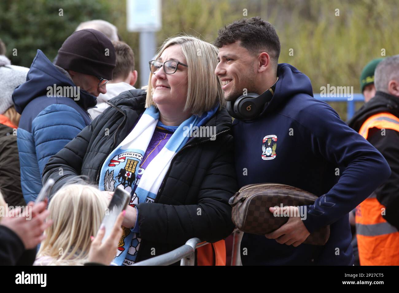 Gustavo Hamer von Coventry City (rechts) trifft Fans vor dem Stadion vor dem Sky Bet Championship-Spiel im John Smith's Stadium, Huddersfield. Foto: Samstag, 4. März 2023. Stockfoto