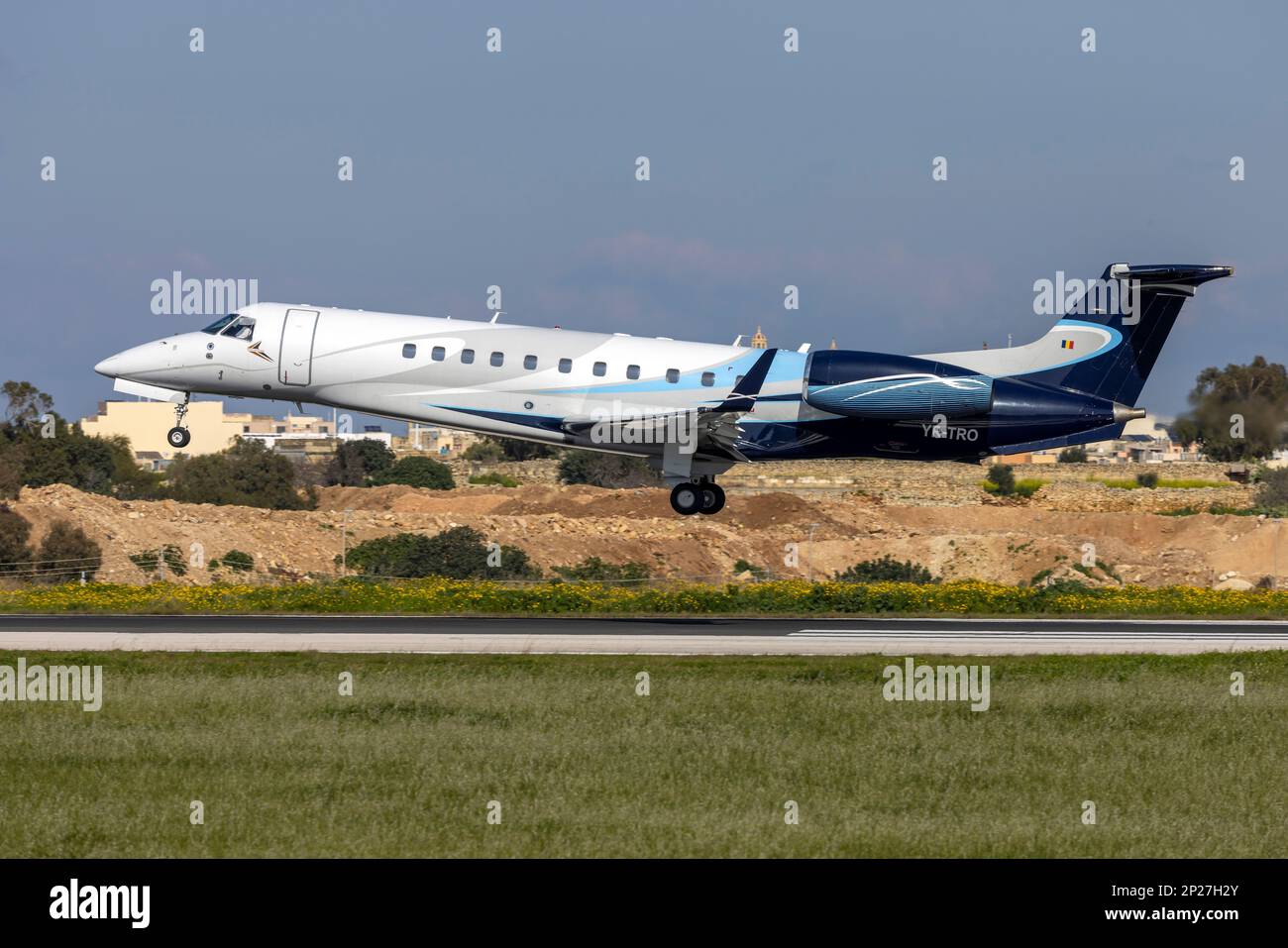 Toyo Aviation Embraer Legacy 600 (EMB-135BJ) (REG: YR-TRO) Landebahn 31 am Nachmittag. Stockfoto