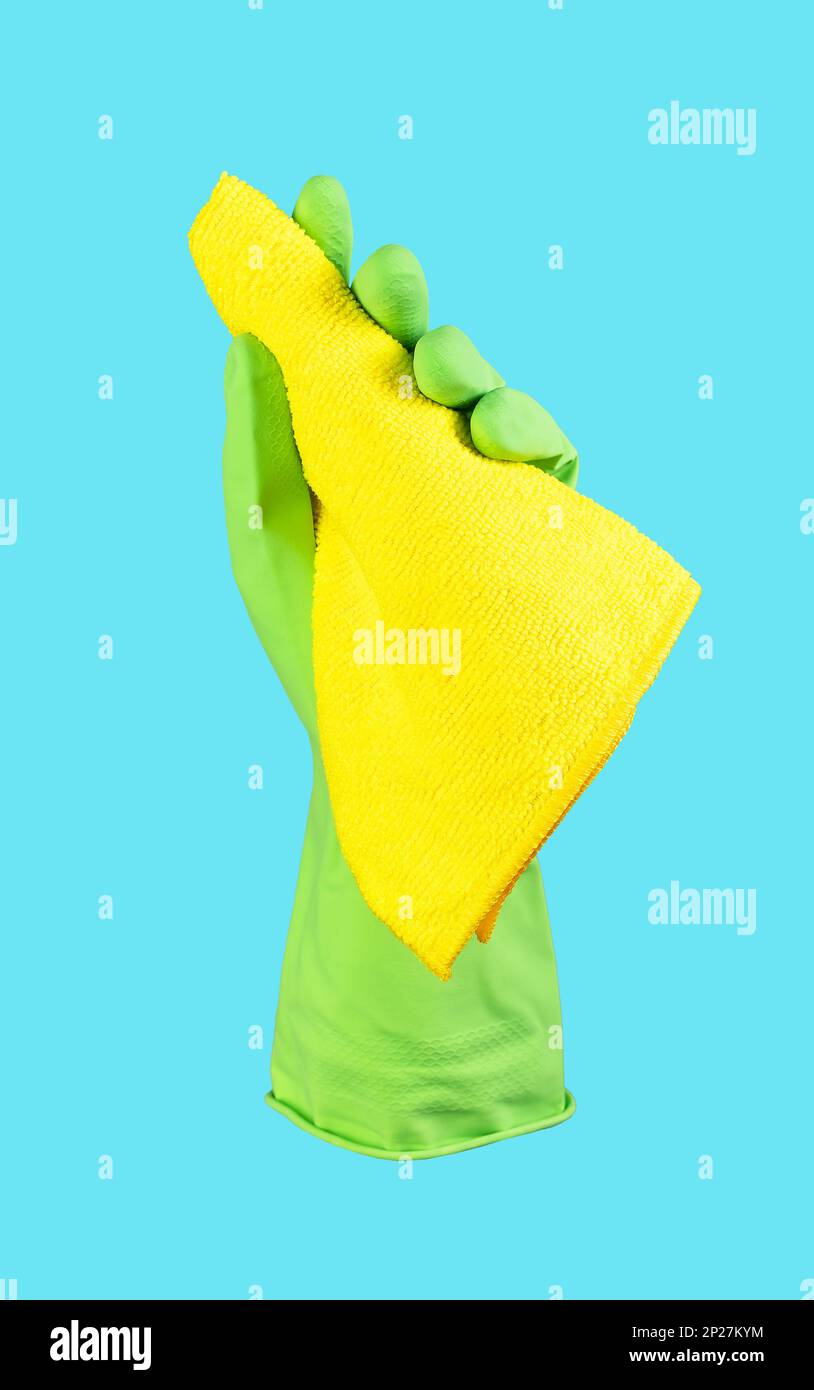 Grüner Handschuh mit Mikrofasertuch, gelber Faserstoff zum Abwischen von Staub. Stockfoto