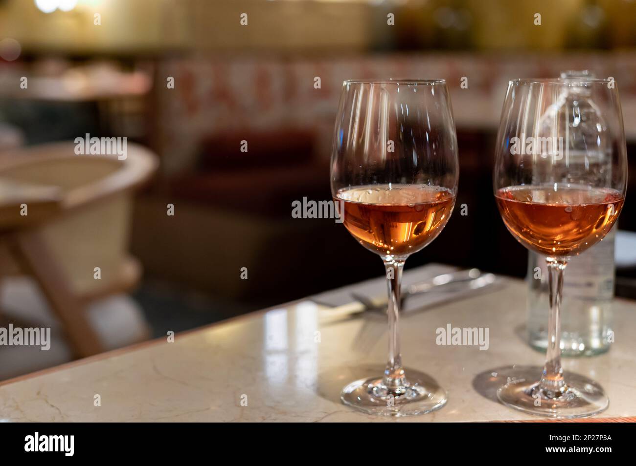 Verkostung von Anjou-Weinen, Rose d'anjou, hergestellt in der französischen Weinregion Loire-Tal in der Nähe der Stadt Angers Stockfoto