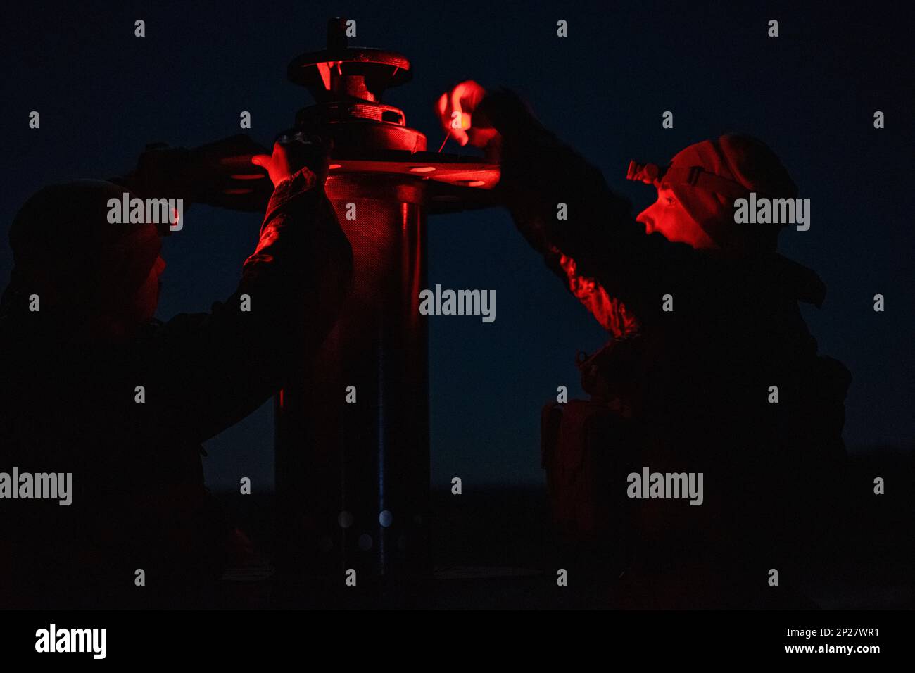 USA Marines mit Sierra Battery, Battalion Landing Team 1/6, 26. Marine Expeditionary Unit, bereiten Sie einen leichten Gegenmörtel-Radar (LCMR) vor und bauen Sie ihn zusammen, während Sie sich mit dem Basislager des Marine Corps Lejeune, North Carolina, am 3. Februar 2023 vertraut machen. Der LCMR ist ein leichtes, fortschrittliches montierbares Radarsystem, das mehrere Aufgaben ausführen kann, wie z. B. die Erkennung von Frühwarnfeuern, die Erfassung von Gegenfeuerzielen und die Luftüberwachung während des Einsatzes. Stockfoto