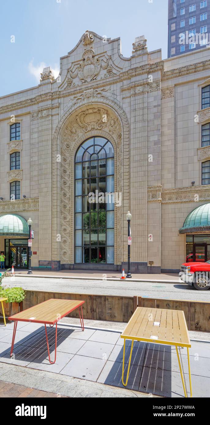 Stadtzentrum von Pittsburgh: Heinz Hall, ursprünglich Loews Penn Theater, ist jetzt das Haus des Pittsburgh Symphony Orchestra aus Backstein und Terracotta. Stockfoto