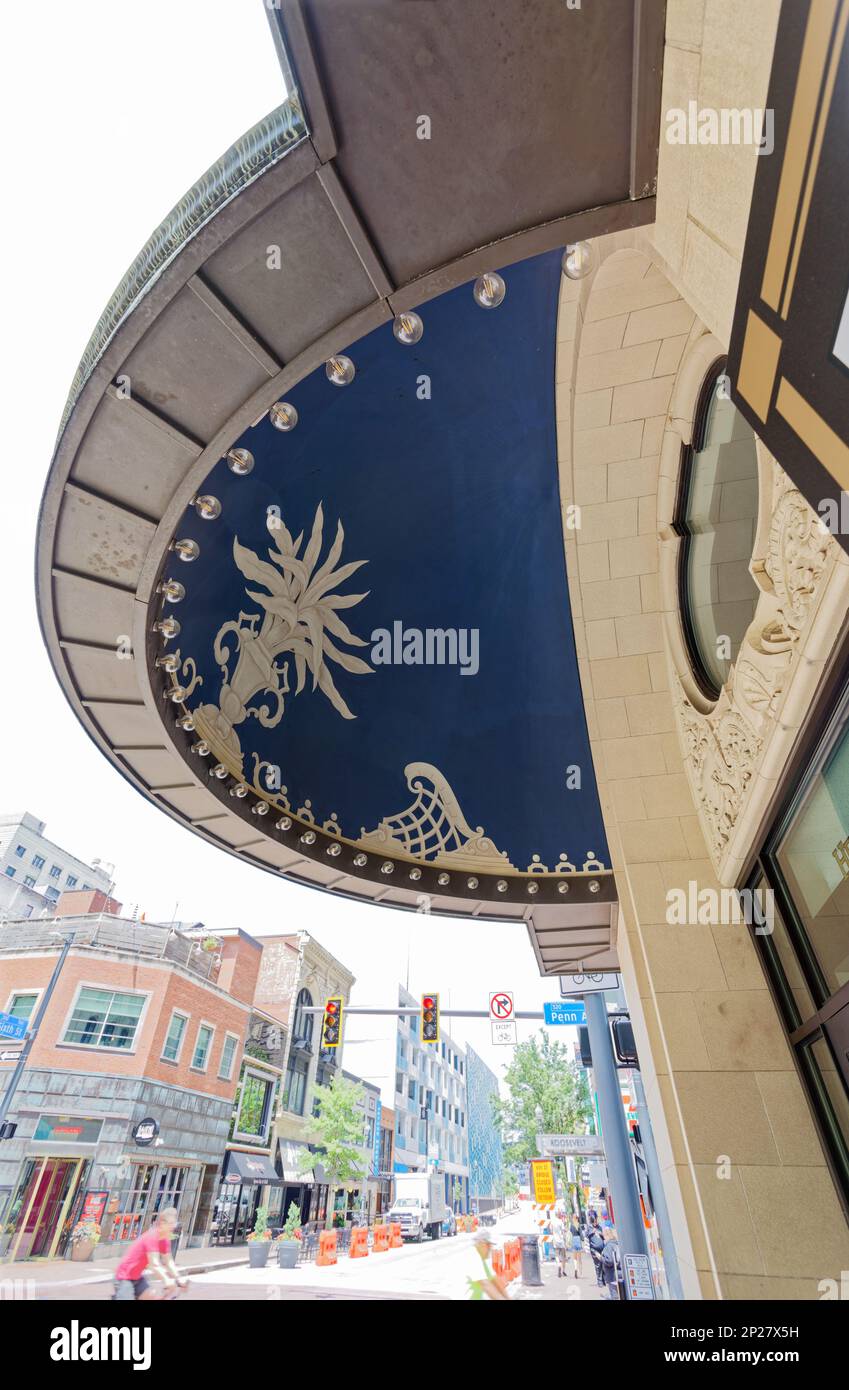 Stadtzentrum von Pittsburgh: Heinz Hall, ehemaliges Loew's Penn Theater, ist heute das Haus des Pittsburgh Symphony Orchestra. Himmelsdetails. Stockfoto