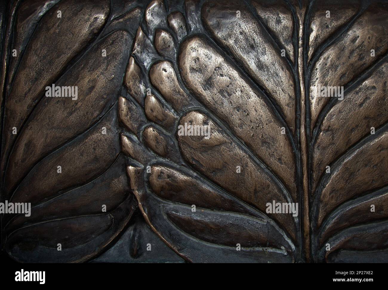 Große Blätter Makro dunkle Bronze Metall Relief Hintergrund. Klassische Wasserlilie Skulptur Blattkunst Stockfoto