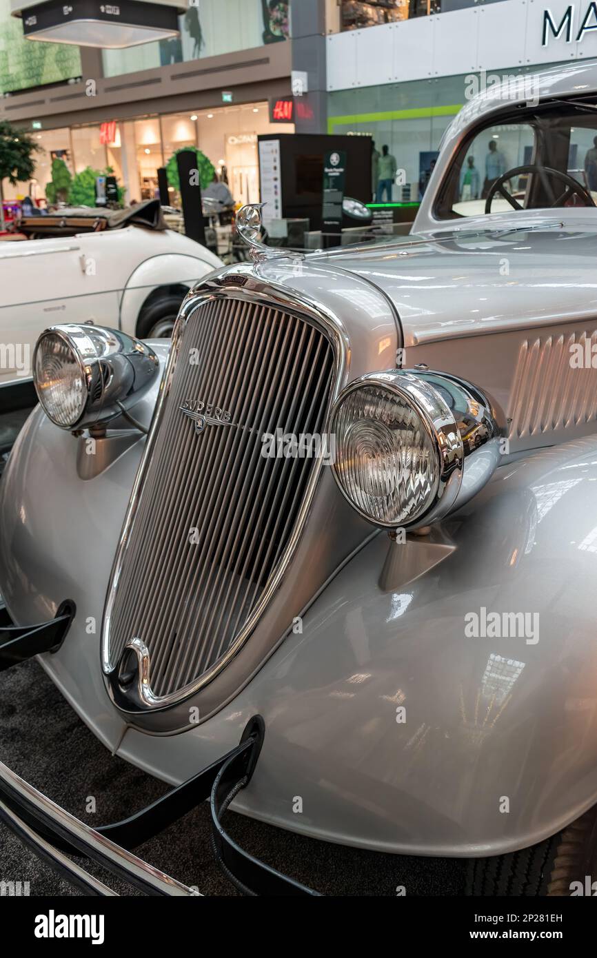 Olympia Center, Ausstellung historischer Autos und Motorräder der Marke Skoda. Historisches Auto Skoda Superb III Typ 913, Vorderansicht Stockfoto