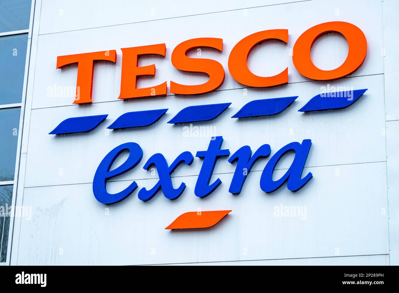 Nahaufnahme Tesco Extra Supermarkt Schild an der Außenwand UK Stockfoto