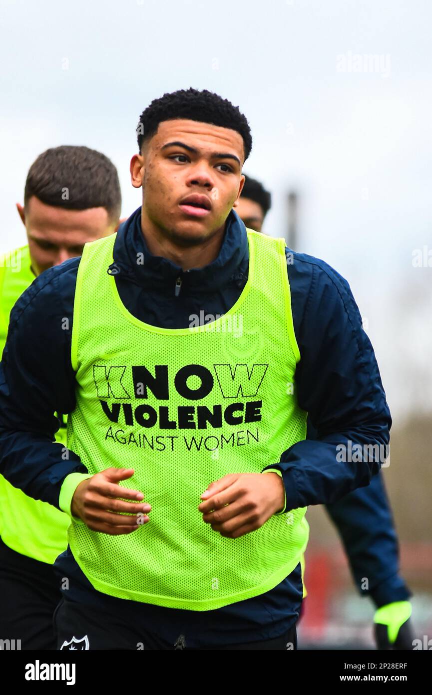 Dane Scarlett (19 Portsmouth ) Aufwärmen während des Spiels der Sky Bet League 1 zwischen Cambridge United und Portsmouth am Samstag, den 4. März 2023, im R Costings Abbey Stadium in Cambridge. (Foto: Kevin Hodgson | MI News) Guthaben: MI News & Sport /Alamy Live News Stockfoto