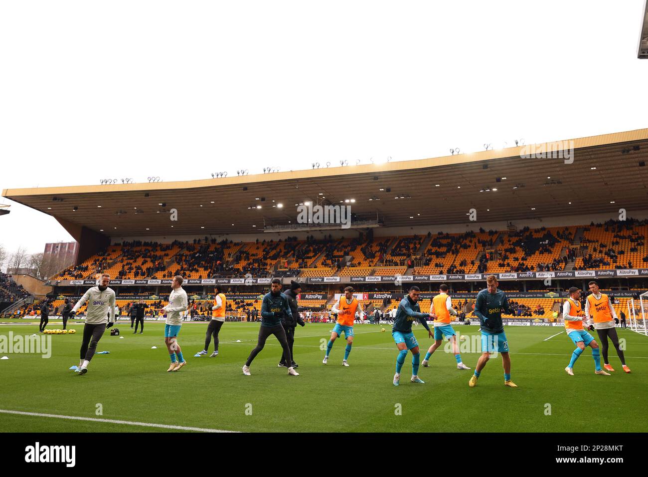 4. März 2023; Molineux Stadium, Wolverhampton, West Midlands, England; Premier League Football, Wolverhampton Wanderers gegen Tottenham Hotspur; das Tottenham Hotspur Team wärmt sich auf Stockfoto