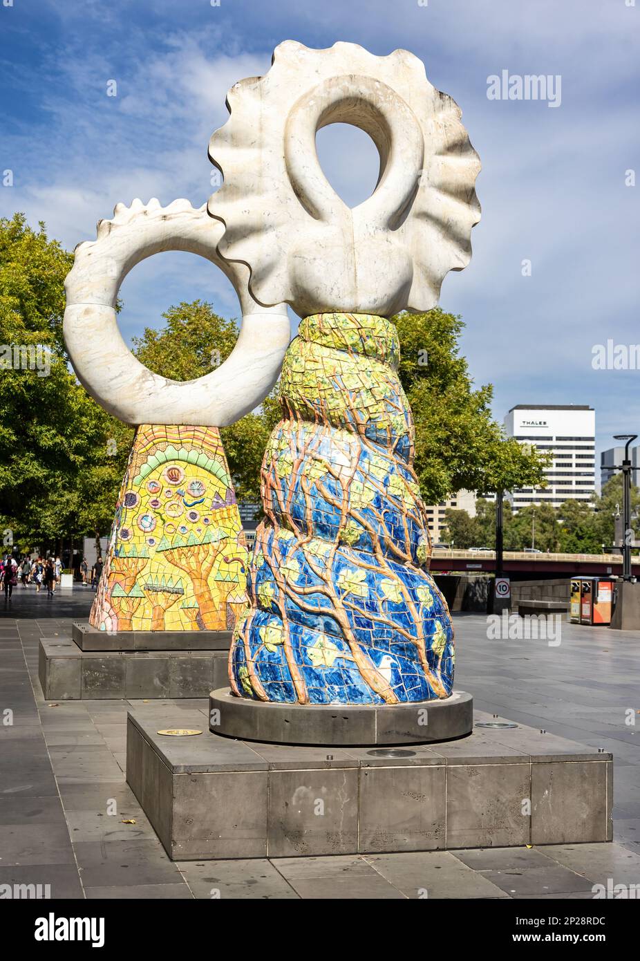 Melbourne, Australien - 21. Januar 2023: The Guardians sculpure on the Southbank in Melbourne CBD. Geschaffen von dem Künstler Simon Rigg im Jahr 1997. Stockfoto