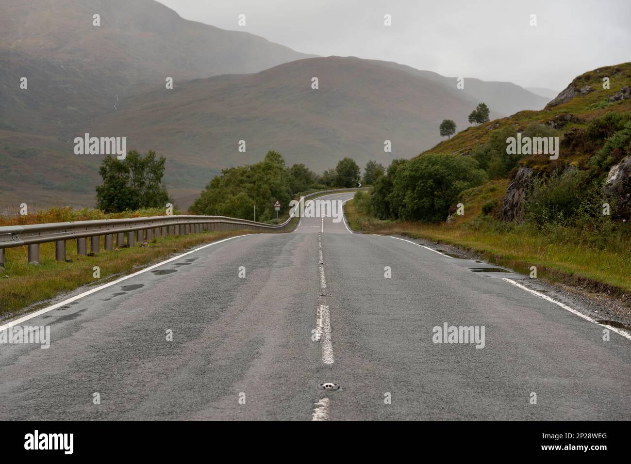 Nasse Straße im schottischen Hochland Stockfoto