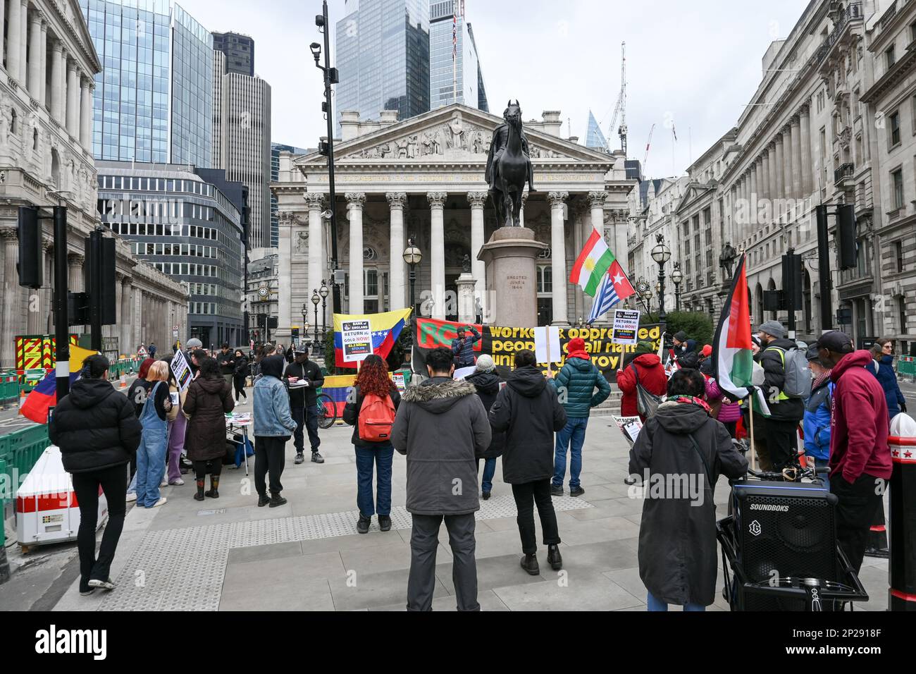 London, Großbritannien. 04. März 2023. 4. März 2023 Bank of England, London, Großbritannien. Zum 10. Todestag von Kommandant Hugo Chavez. Protest gegen die Bank of England hat Venezuelas Gold noch eingefroren! Die britische Regierung hat nicht das Recht, an einer souveränen Nation zu halten. Venezuelas Gold muss 31 Tonnen venezolanischen Goldes zurückgeben. Die souveräne Nation von Venezuelas gefrorenem Venezuelas Gold! Die Entwicklung Venezuelas zu verhindern. Die britische Regierung ist kein demokratischer Staat, sie ist ein imperialistischer Dieb, die größte Verletzung der Demokratie, der Menschenrechte und der Freiheit gegen die Wahl des Volkes Stockfoto