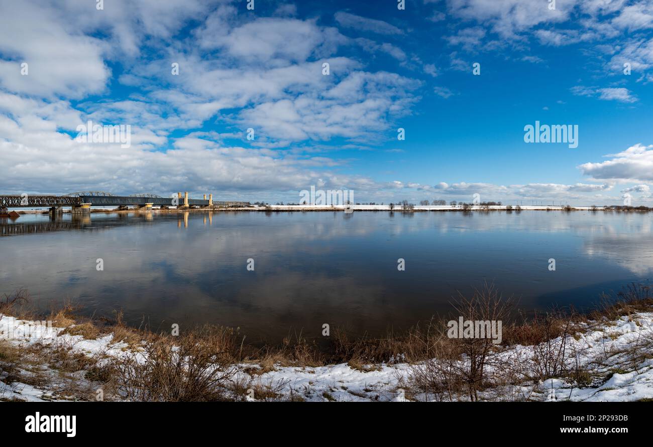 Tczew, Blick auf die historische Brücke am Wisla Fluss im Pommerischen Woiwodschaft, Polen im Winter Stockfoto