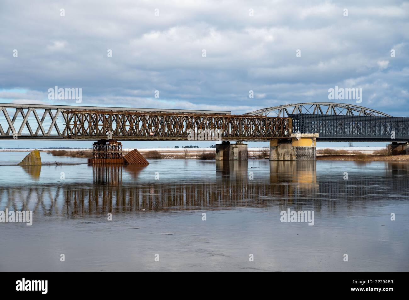 Tczew, Blick auf die historische Brücke am Wisla Fluss im Pommerischen Woiwodschaft, Polen im Winter Stockfoto