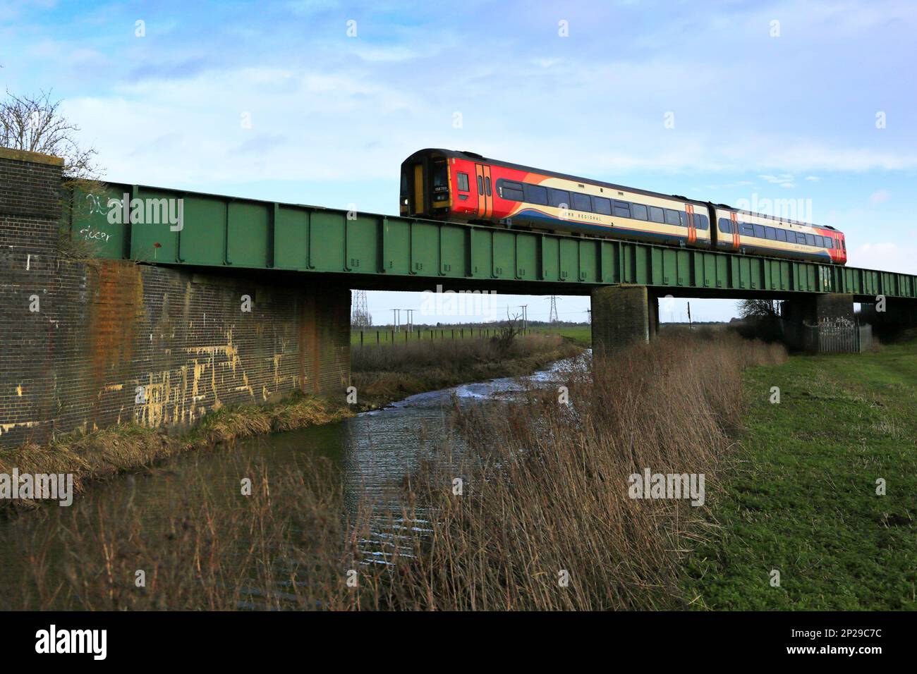 East Midlands Regionalzug 158788 in der Nähe von Whittlesey Town, Fenland, Cambridgeshire, England Stockfoto