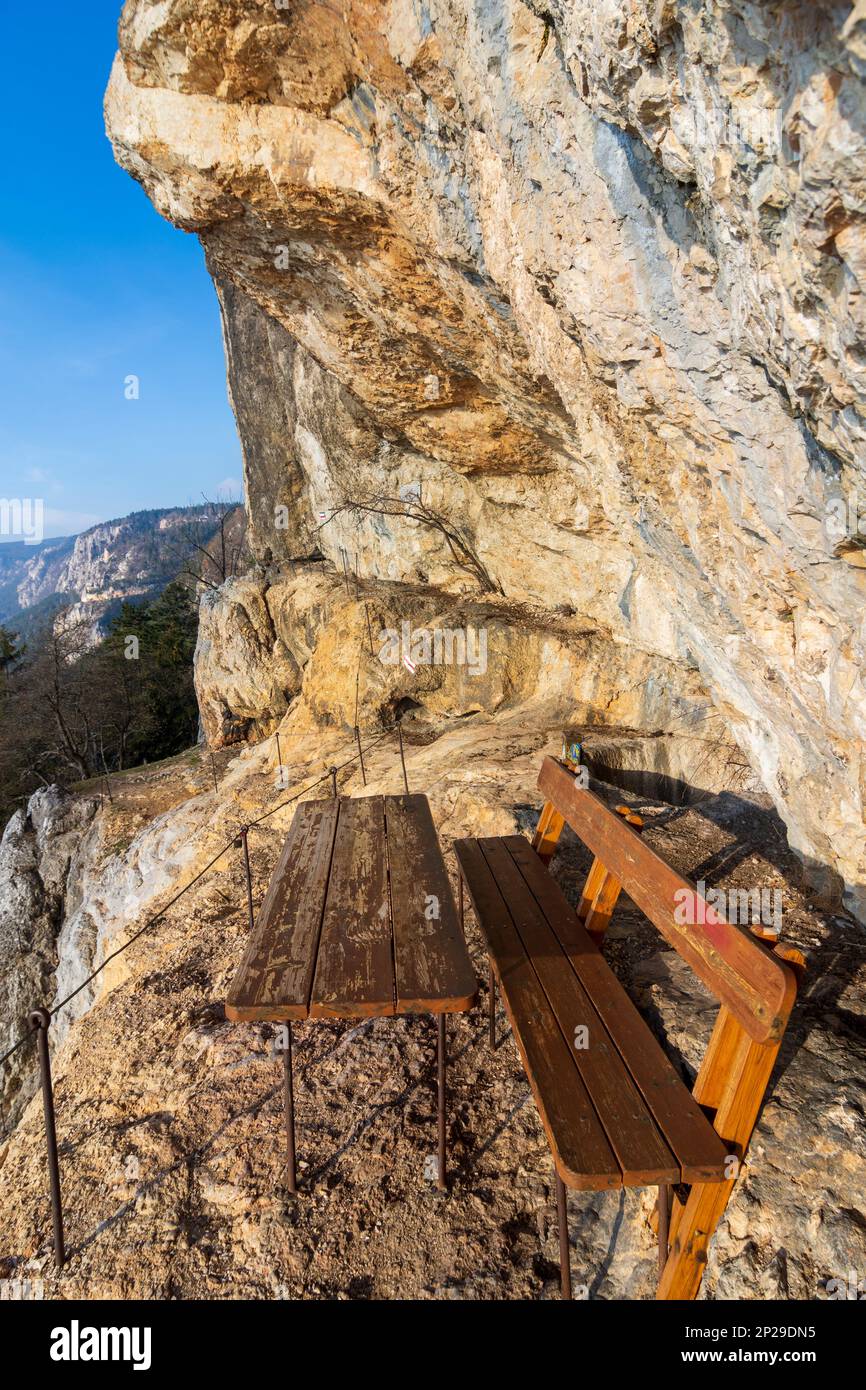 Naturpark hohe Wand: Berg hohe Wand, Aussichtspunkt und Bank in Karnitsch Stüberl am steilen Pfad Hanselsteig in Wiener Alpen, Alpen, Niederösterrei Stockfoto