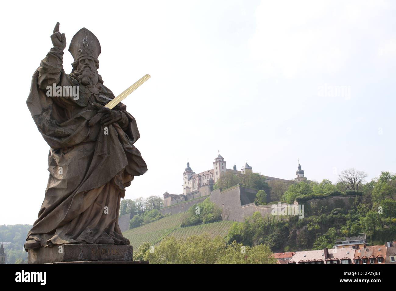 Die Marienberger Festung blickte über eine historische Statue in Würzburg Stockfoto