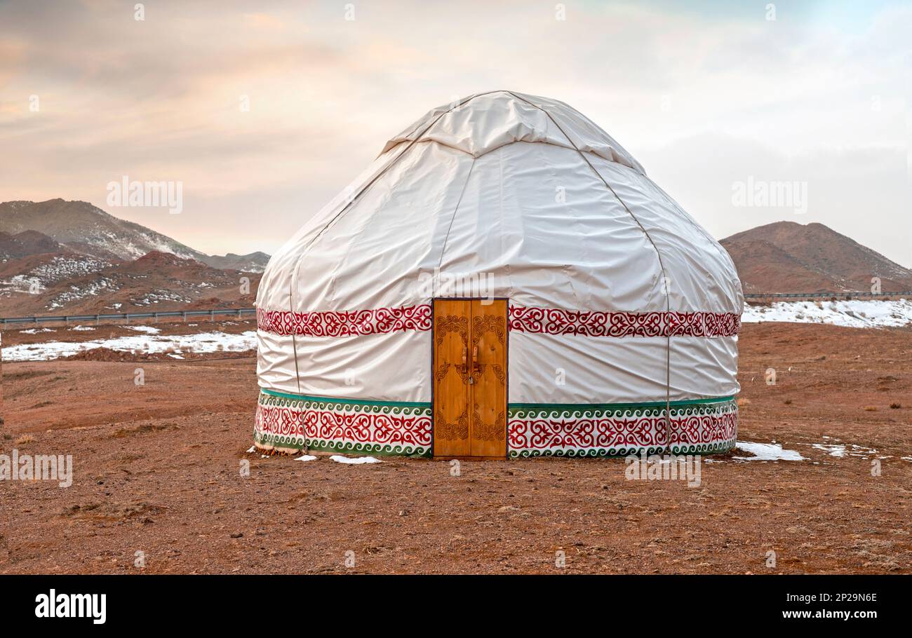 Traditionelle asiatische Jurte als lebendes Gebäude von Nomaden in Kasachstan in der Nähe von Almaty Stockfoto