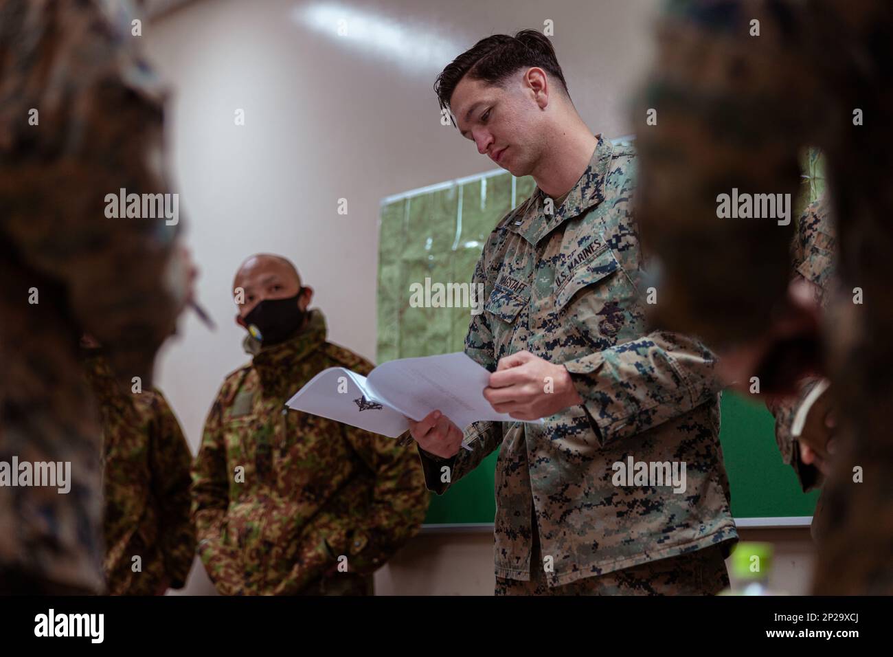 USA 1. Marinekorps, LT. John Wagstaff, mit der 31. Marineexpeditionstruppe und Soldaten mit dem 1. Amphibien-Schnelleinsatzregime, Japan Boden-Selbstverteidigungstruppe, koordinieren bilaterale Operationen der Iron Fist 23 auf dem Trainingsgelände Hijudai, Japan, 16. Februar 2023. Iron Fist ist eine jährliche bilaterale Übung, die darauf abzielt, die Interoperabilität zu erhöhen und die Beziehungen zwischen den USA zu stärken Marine Corps, die USA Navy, die JGSDF und die japanische Seeschifffahrts-Selbstverteidigungskräfte. Stockfoto