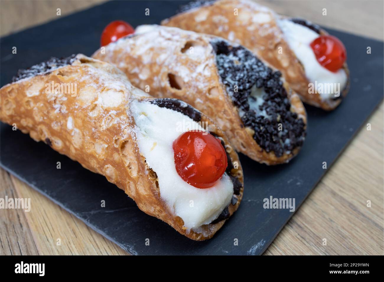 Sizilianischer Cannoli, traditionelles Dessert, typisch für sizilianisches Gebäck Stockfoto