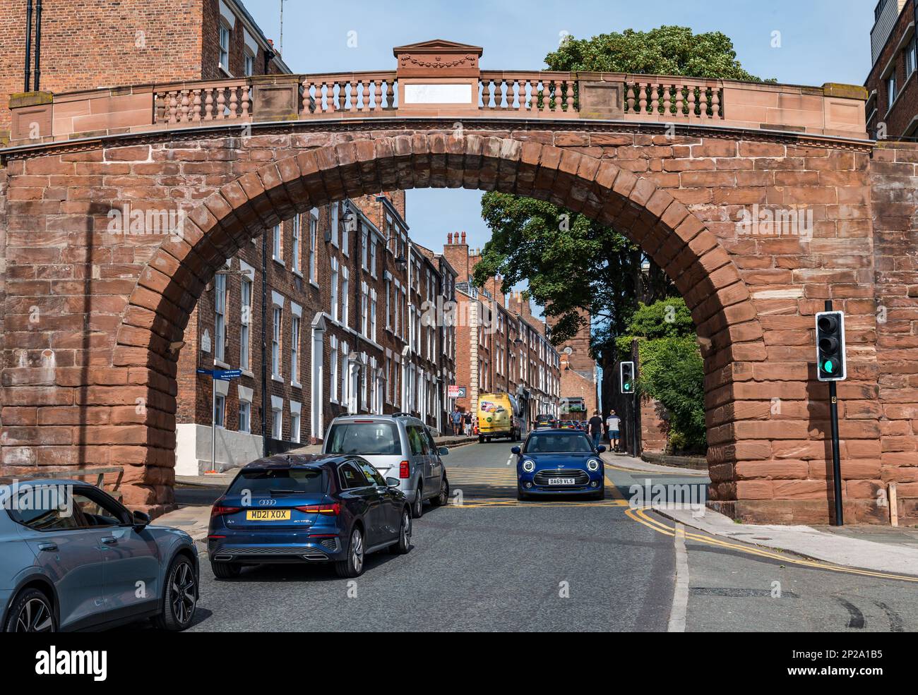 Bogenbrücke über die Straße, Teil der Stadtmauern, Westgate, Chester, England, Großbritannien Stockfoto