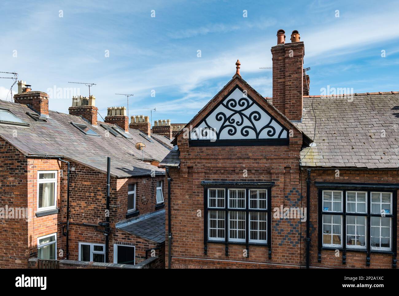 Giebel und Dächer alter Ziegelhäuser in der Water Tower Street, Chester, England, Großbritannien Stockfoto