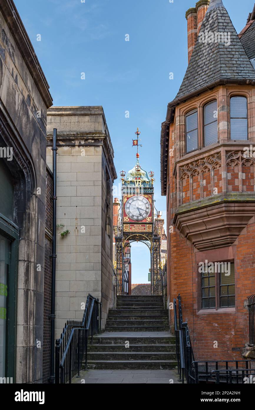 Historische kunstvoll verzierte viktorianische Eastgate Clock an den Stadtmauern, Chester, England, Großbritannien Stockfoto