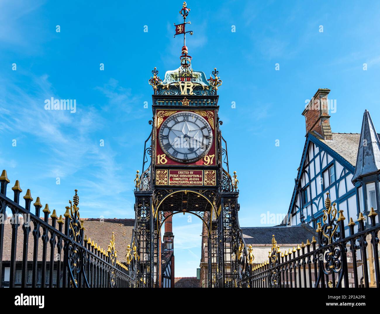 Historische kunstvoll verzierte viktorianische Eastgate Clock an den Stadtmauern, Chester, England, Großbritannien Stockfoto