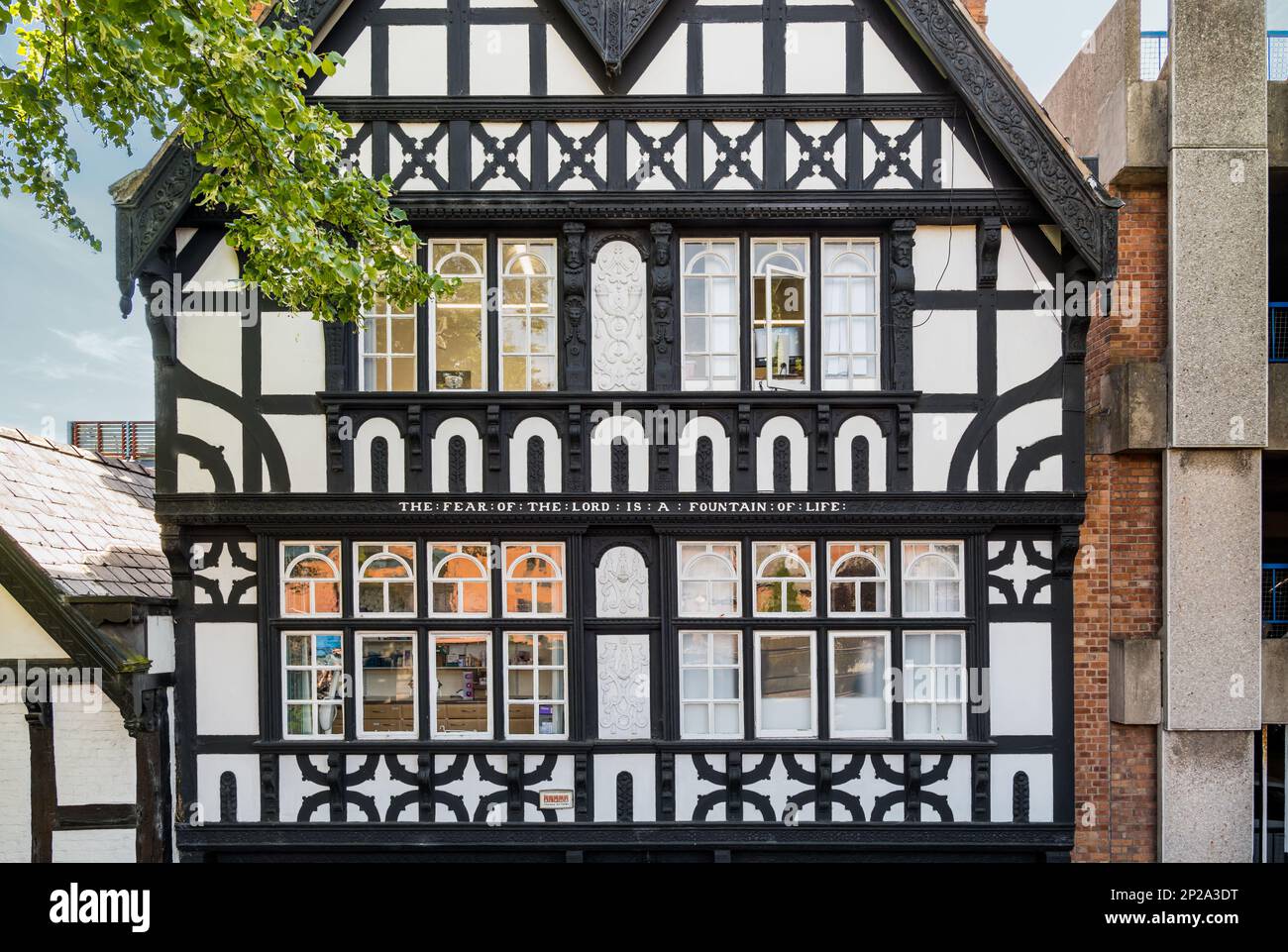 Historisches Fachwerkgebäude mit religiöser Inschrift, Park Street Chester, England, Großbritannien Stockfoto