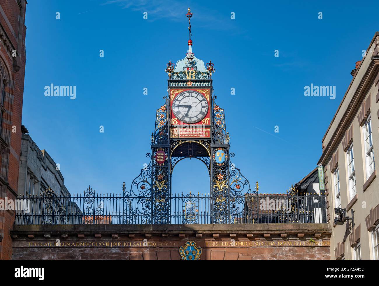 Historische viktorianische Eastgate Uhr an der Stadtmauer, Chester, England, Großbritannien Stockfoto