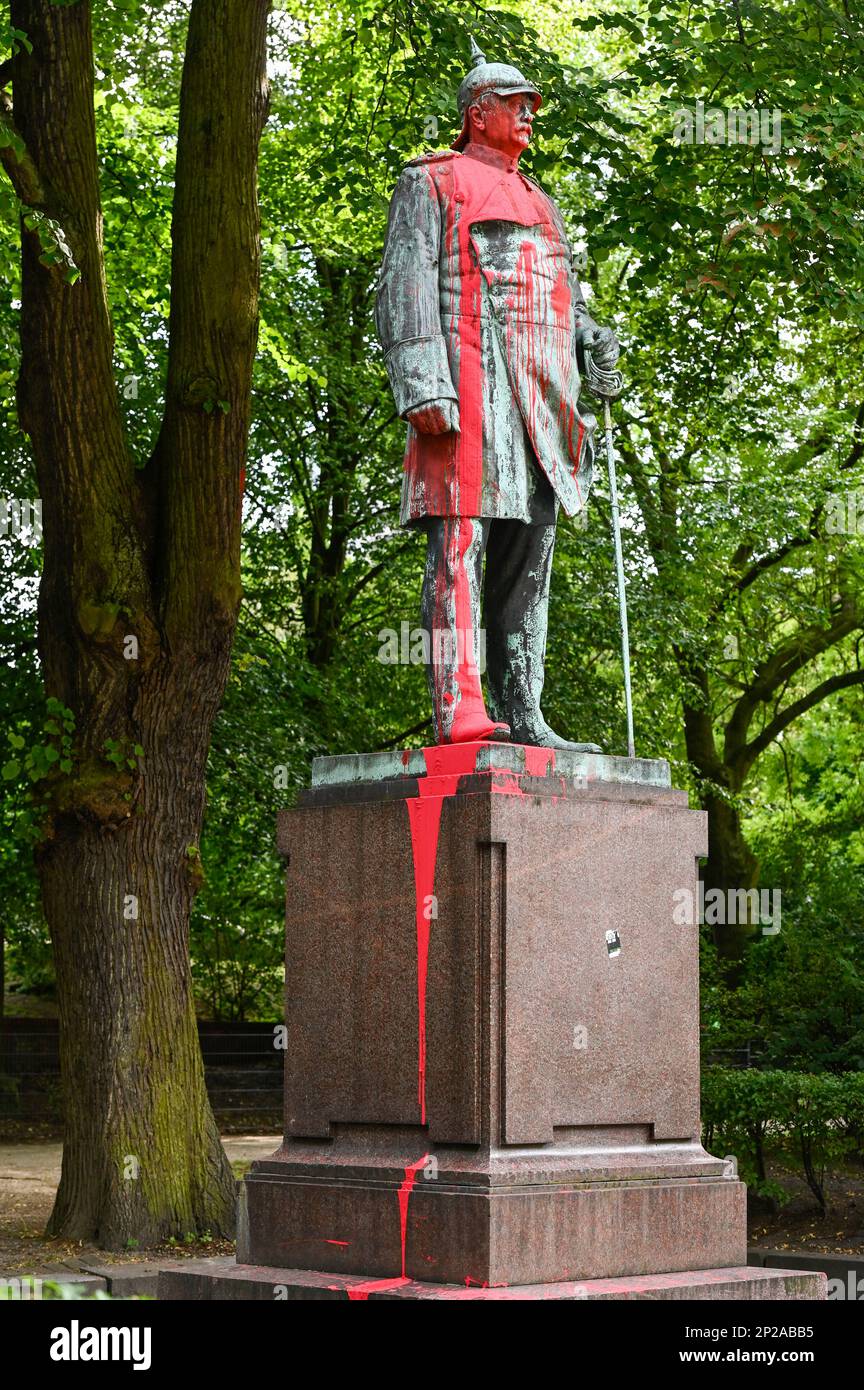 DEUTSCHLAND, Hamburg, Black Lives Matter Bewegung, Statue von Otto von Bismarck, Reichskanzler, rot gestrichen als Protest gegen deutsche Kolonialkriminalität und Rassismus, hat Bismarck 1884/85 zur congo-Konferenz nach Berlin eingeladen, wo afrika von den europäischen Kolonialmächten getrennt wurde / DEUTSCHLAND, Hamburg Altona, aus Protest gegen deutsche Kolonialverbrechen und Rassismus mit Farbe beschmierte Statue des Reichskanzlers Otto von Bismarck, Bismarck hat 1884/85 in Berlin zur Kongokonferenz zur Aufteilung Afrikas in Kolonien eingeladen Stockfoto