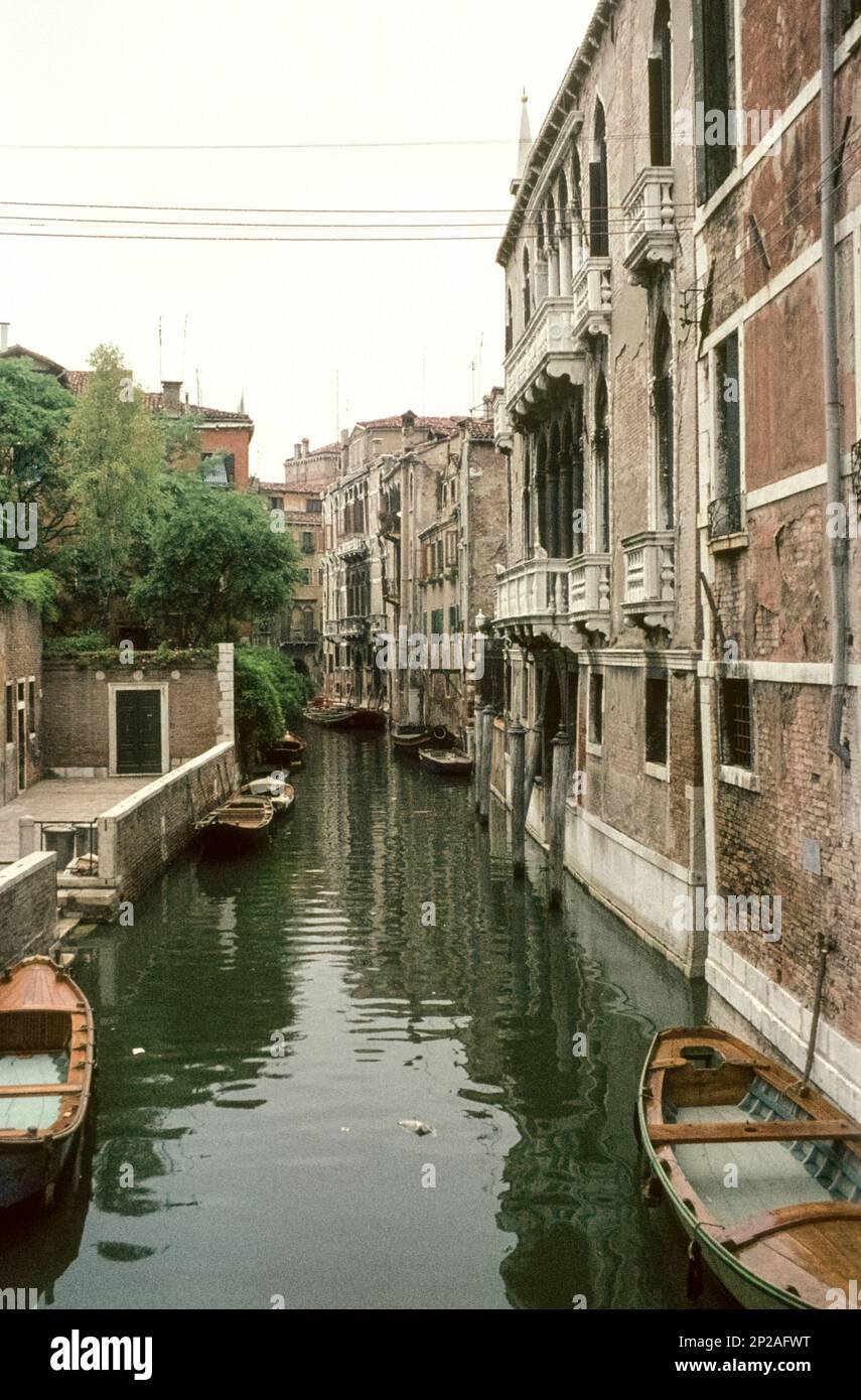 Blick auf einen engen Kanal mit kleinen Booten. Venedig, Venetien, Italien, 1967 Stockfoto