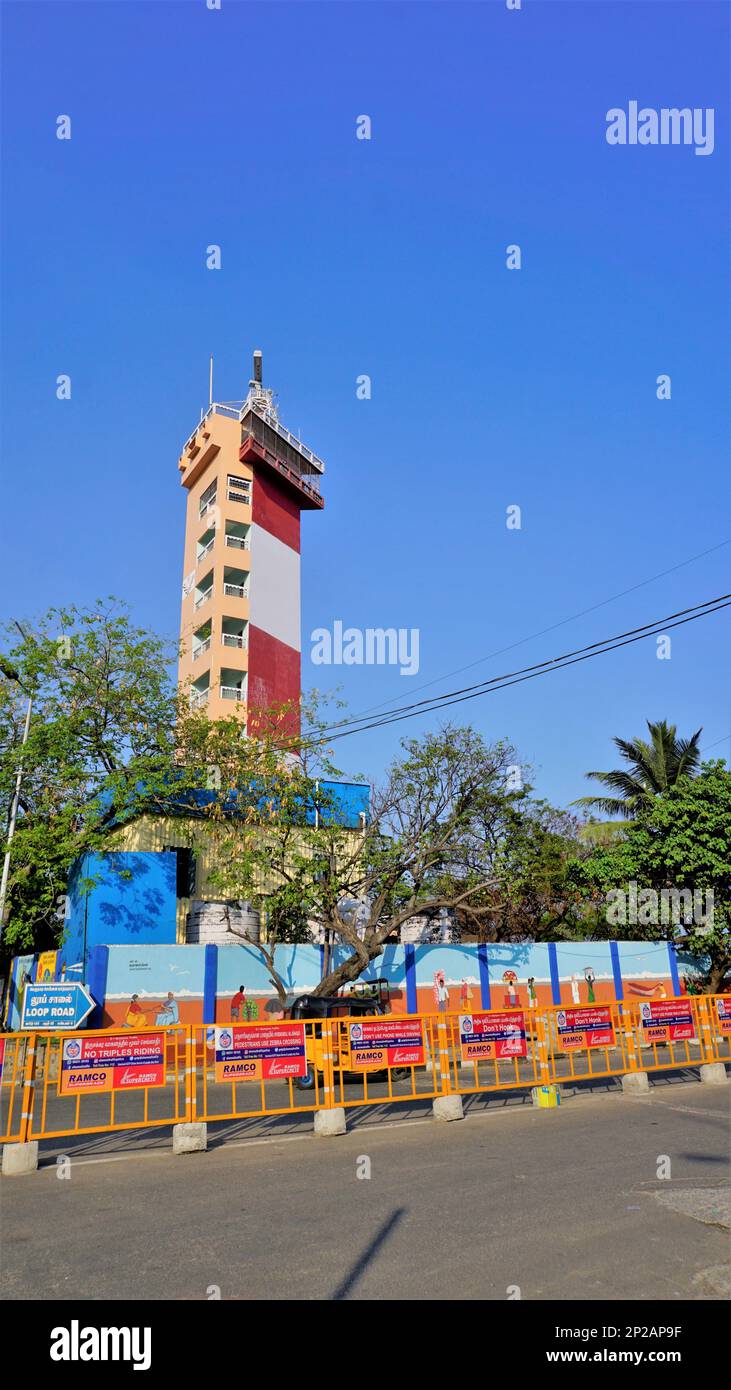 Chennai, Tamilnadu, Indien-Dezember 29 2022: Wunderschöner Blick auf das Chennai Light House mit klarem Himmel im Marina Beach an der Ostküste Stockfoto