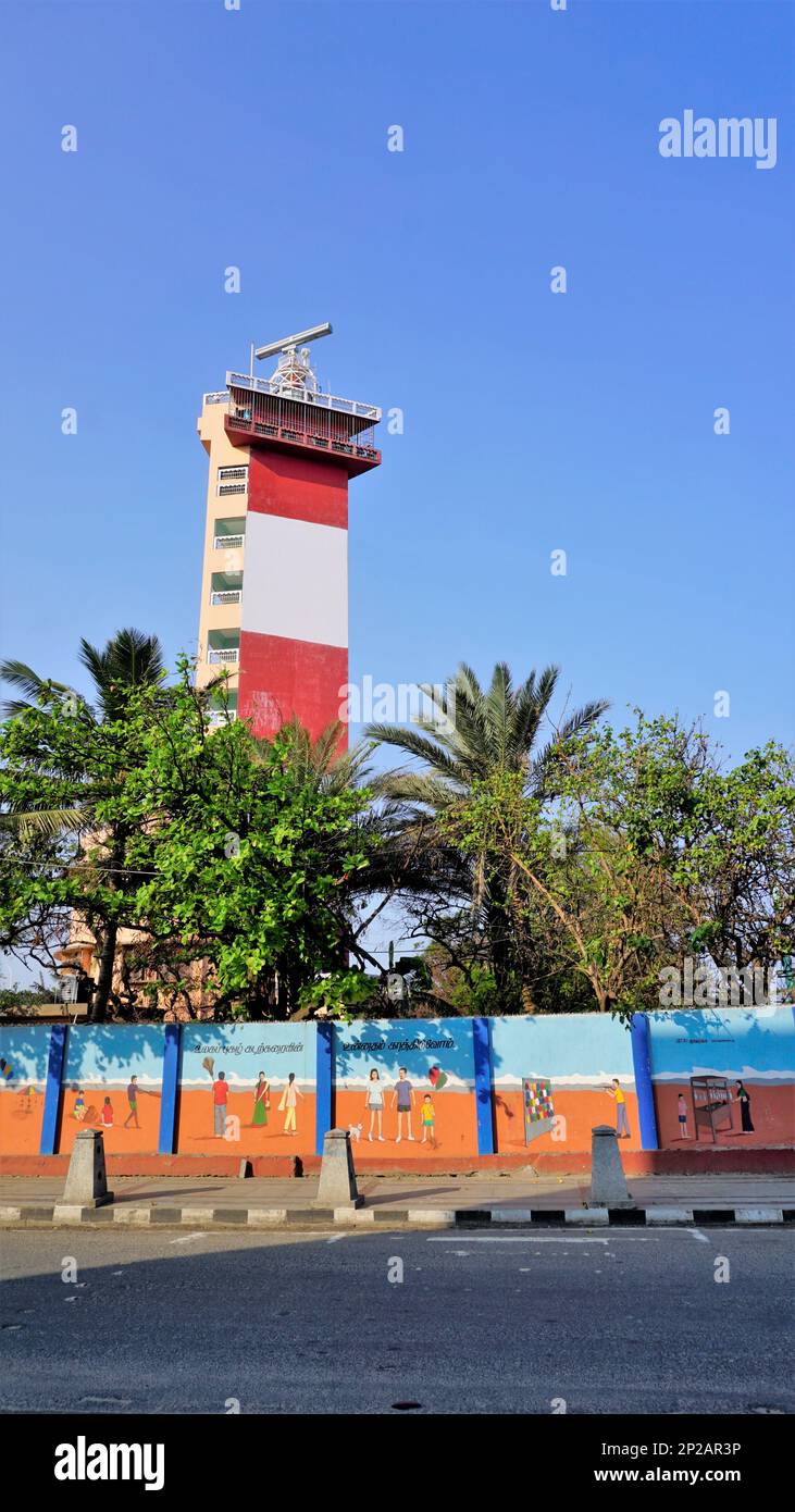 Chennai, Tamilnadu, Indien-Dezember 29 2022: Wunderschöner Blick auf das Chennai Light House mit klarem Himmel im Marina Beach an der Ostküste Stockfoto