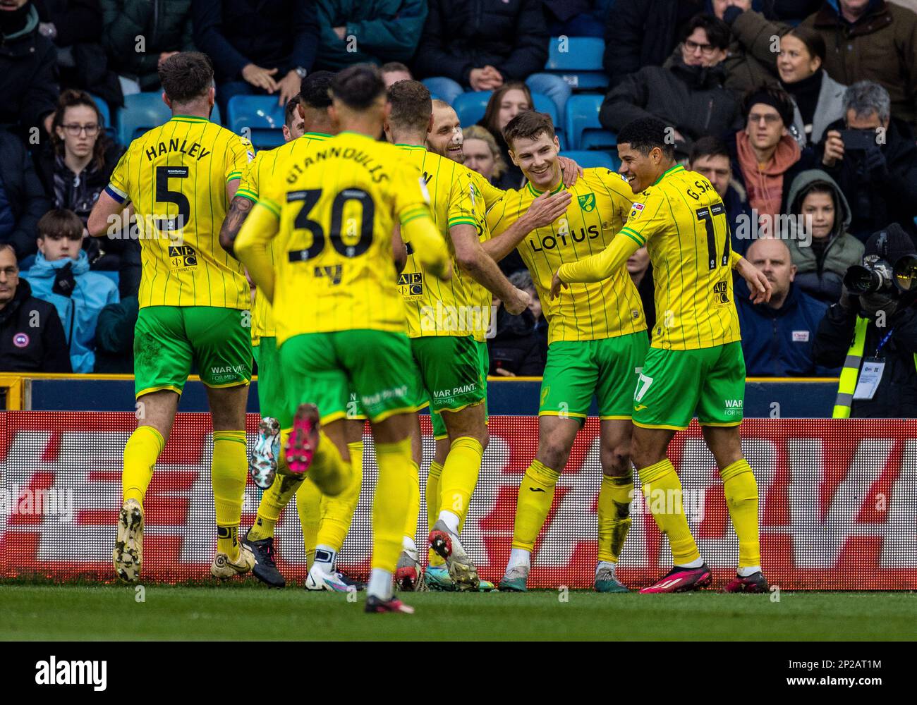 Jacob Lungi Sorensen von Norwich City feiert das erste Tor seiner Seite mit Teamkollegen während des Sky Bet Championship-Spiels im Den, Millwall. Foto: Samstag, 4. März 2023. Stockfoto