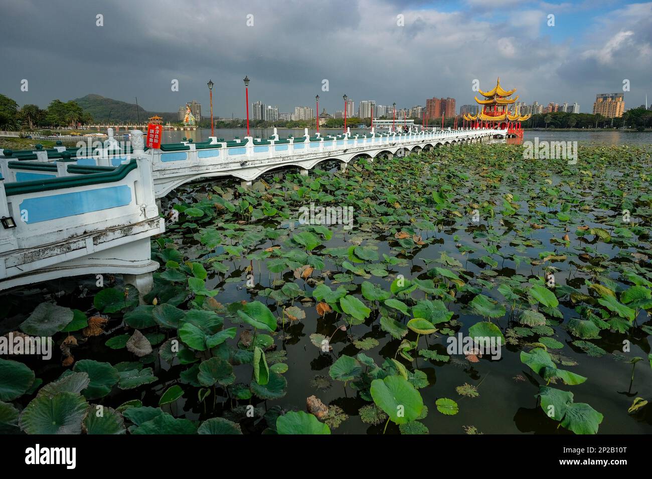 Kaohsiung, Taiwan - 9. Februar 2023: Wuliting ist ein Kiosk am Lotussee in Kaohsiung, Taiwan Stockfoto