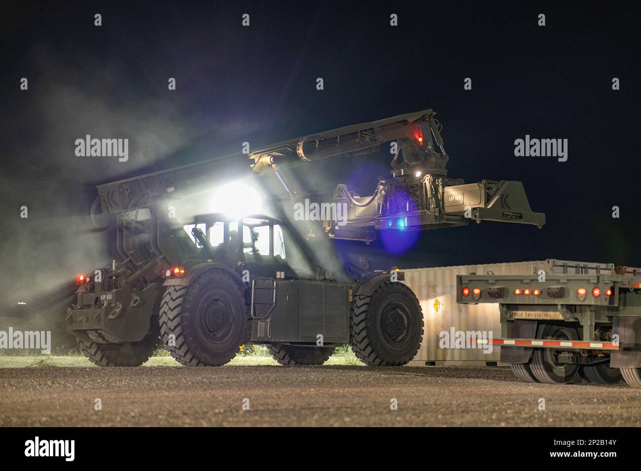 EIN US-AMERIKANISCHER Army Soldier betreibt einen Container-Transporter ...