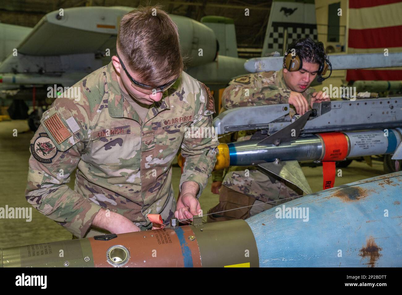 USA Air Force Staff Sergeant John Carlo Miranda, 36. Kampfgeschwader, Besatzungsführer, richtig. Und Senior Airman Logan Cindrich, 36. FGS Waffenladung Besatzungsmitglied, lädt Munition auf eine F-16 Fighting Falcon während des vierten Quartals Besatzungswettbewerbs auf der Osan Air Base, Republik Korea, 12. Januar 2023. Um am Wettbewerb teilnehmen zu können, müssen sich die Ladungsteams bei monatlichen Kompetenzmengen, vierteljährlichen Evaluierungen und täglichen Aufgaben bewähren. Stockfoto