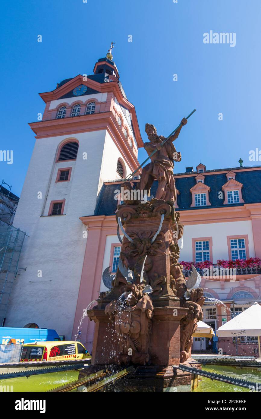 Weilburg: Altes Rathaus und Burgkirche mit Turm, Brunnen in Lahntal, Hessen, Hessen, Deutschland Stockfoto