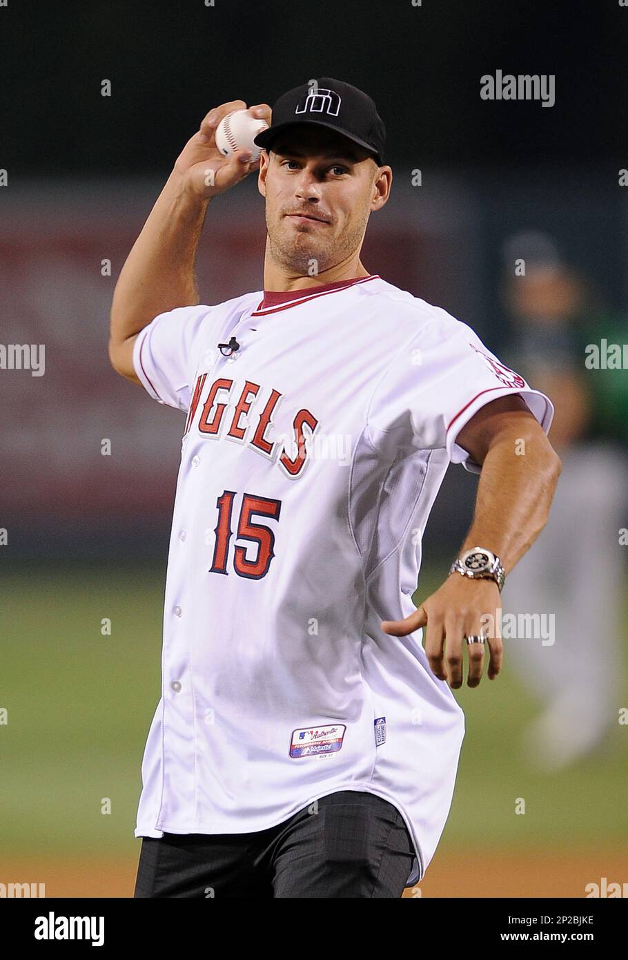 28 Sep, 2015: Anaheim Ducks captain (15) Ryan Getzlaf throws out the first pitch before a game between the Oakland Athletics and the Los Angeles Angels of Anaheim played at Angel Stadium of Anaheim. (Photo by John Cordes) (Icon Sportswire via AP Images) Stockfoto