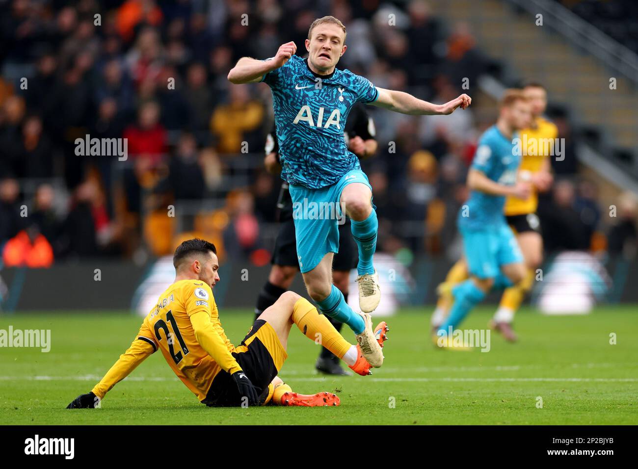 4. März 2023; Molineux Stadium, Wolverhampton, West Midlands, England; Premier League Football, Wolverhampton Wanderers gegen Tottenham Hotspur; Pablo Sarabia von Wolverhampton Wanderers fordert Oliver Skipp von Tottenham Hotspur heraus Stockfoto