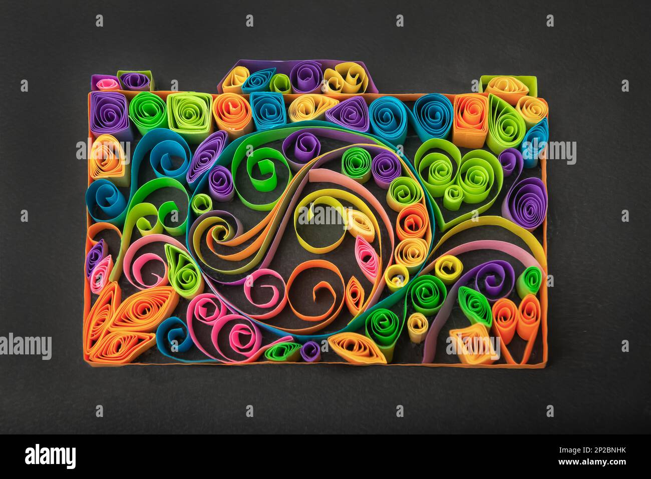 Papier Quilling Art Kameradesign Spulen und Wirbel abstraktes Konzept Stockfoto