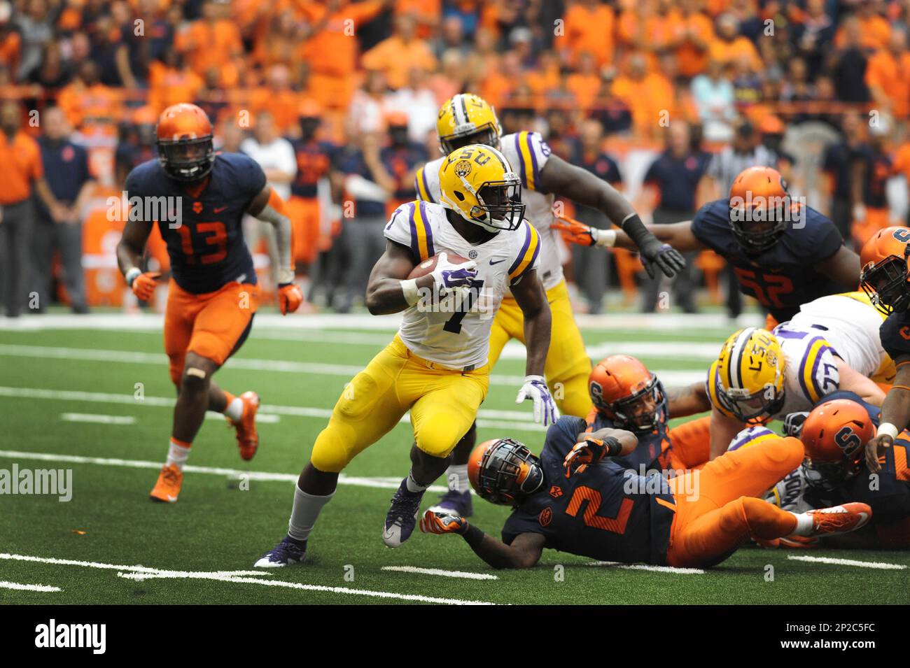 September 26 2015: LSU running back Leonard Fournette (7) escapes the Syracuse defense as LSU defeated Syracuse 34-24 at the Carrier Dome in Syracuse, NY. Photo by Alan Schwartz/Cal Sport Media (Cal Sport Media via AP Images) Stockfoto
