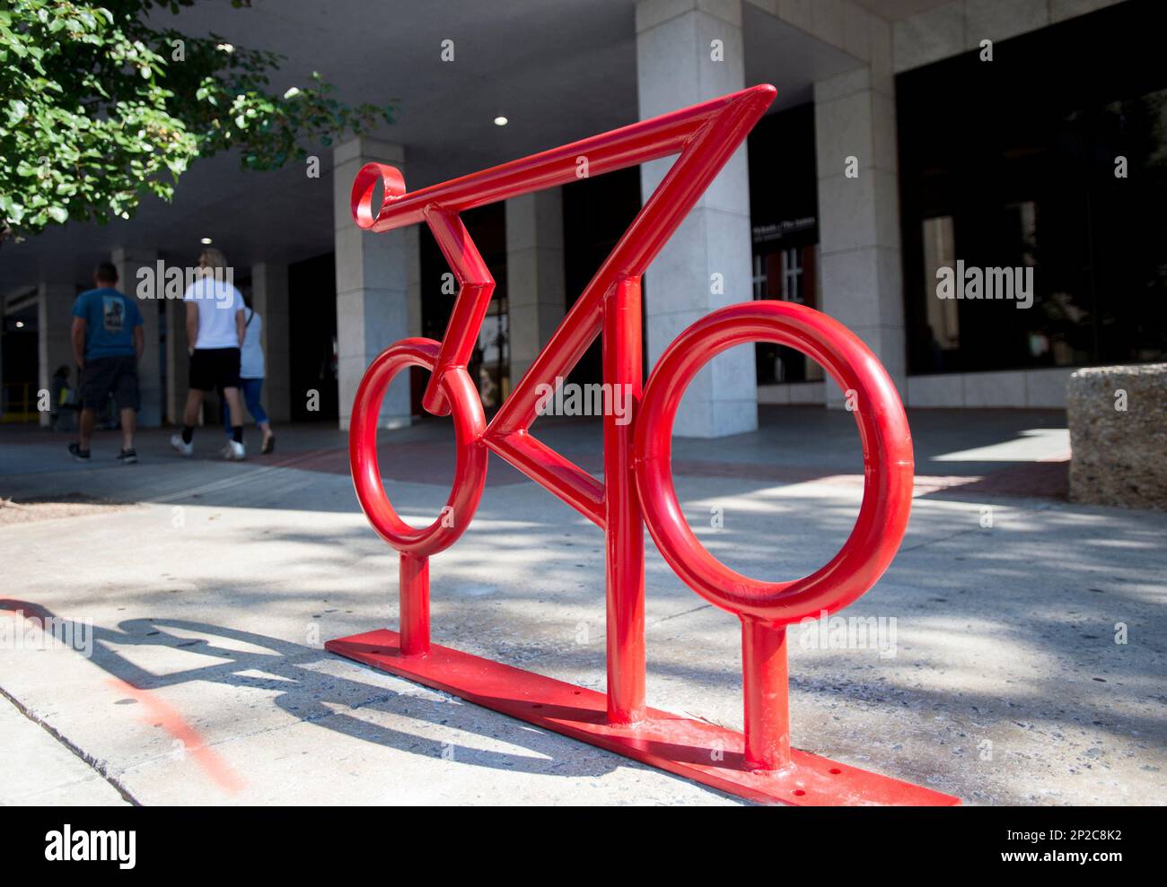 This photo taken Sept. 19, 2015, shows one of four new public art pieces called "Artful Bike Racks", this one installed in front of Bank of the James building on Main Street in downtown Lynchburg, Va. The project was coordinated by James River Council for the Arts and Humanities and aims to enhance interest in the arts. (Jill Nance/The News & Advance via AP) MANDATORY CREDIT Stockfoto