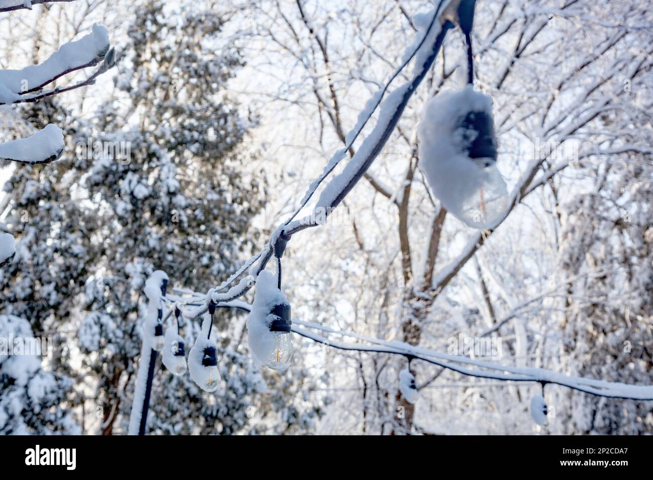 In Bloomfield Hills, MI, USA, gibt es eine Schneedecke mit Lichtern Stockfoto