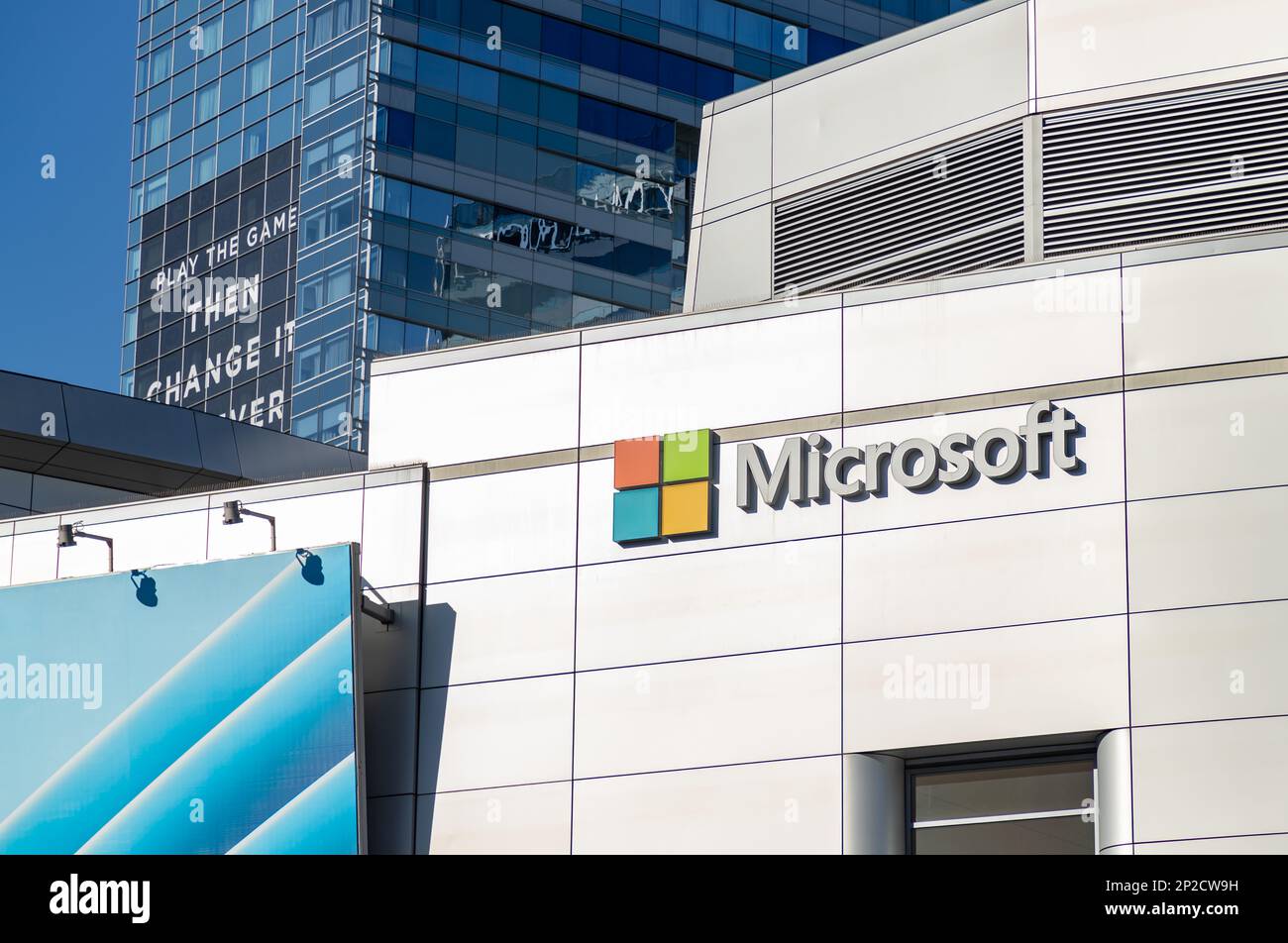 Ein Bild des Microsoft-Zeichens an der Fassade des Microsoft Theater. Stockfoto